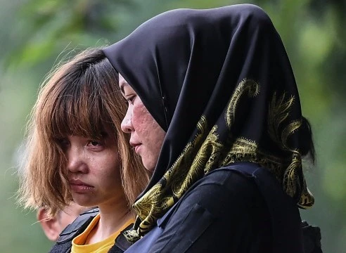  Nghi phạm Đoàn Thị Hương được bảo vệ bằng áo chống đạn. (Nguồn: AFP)