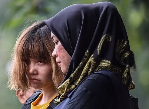  Nghi phạm Đoàn Thị Hương được bảo vệ bằng áo chống đạn. (Nguồn: AFP)