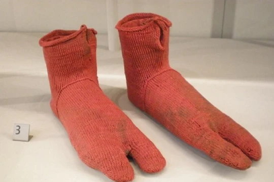 1. Đôi tất cổ nhất (1.500 tuổi). Những đôi tất len này từ Ai Cập có nghĩa là được dùng để đi với dép và được làm từ khoảng năm 300 đến 499 sau Công nguyên. Chúng được phát hiện vào thế kỷ 19.