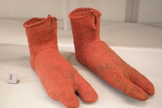 1. Đôi tất cổ nhất (1.500 tuổi). Những đôi tất len này từ Ai Cập có nghĩa là được dùng để đi với dép và được làm từ khoảng năm 300 đến 499 sau Công nguyên. Chúng được phát hiện vào thế kỷ 19.