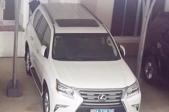 Một trong hai chiếc xe Lexus được tặng