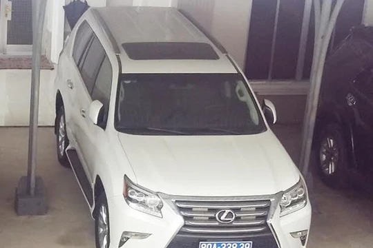 Một trong hai chiếc xe Lexus được tặng