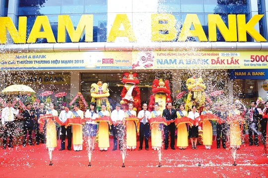 Môi trường giao dịch chuyên nghiệp và sang trọng tại Nam A Bank.