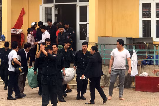 Các cán bộ, chiến sĩ công an được người dân thôn Hoành, xã Đồng Tâm, thả ra vào ngày 22/4.