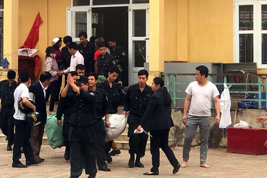 Các cán bộ, chiến sĩ công an được người dân thôn Hoành, xã Đồng Tâm, thả ra vào ngày 22/4.