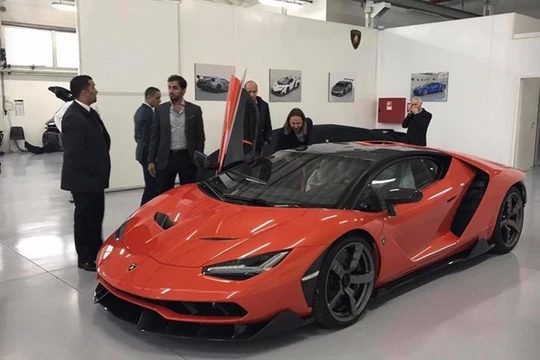 Lamborghini Centenario đầu tiên về tay một Sheikh của UAE.