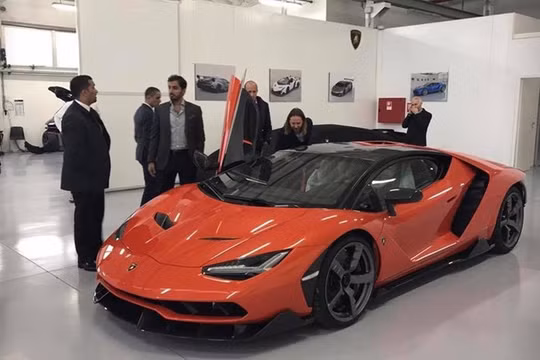 Lamborghini Centenario đầu tiên về tay một Sheikh của UAE.