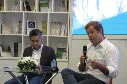 Tổng Giám đốc Kinh doanh Uber châu Á - Thái Bình Dương Brooks Entwistle tại buổi nói chuyện. Ảnh: Ánh Dương