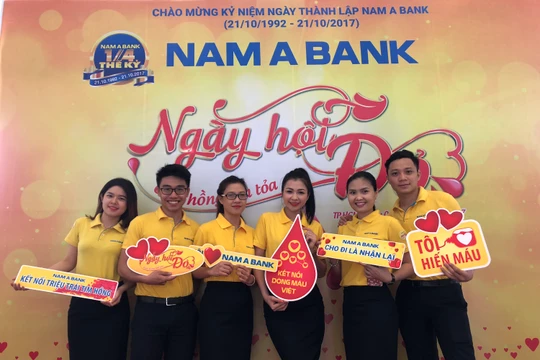 Những nụ cười rạng rỡ của CBNV Nam A Bank trong Ngày hội đỏ 2017.