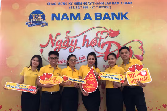 Những nụ cười rạng rỡ của CBNV Nam A Bank trong Ngày hội đỏ 2017.