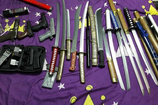Công an thu giữ tang vật trong một đường dây mua bán vũ khí bị triệt phá 
