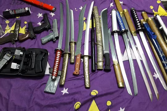 Công an thu giữ tang vật trong một đường dây mua bán vũ khí bị triệt phá 