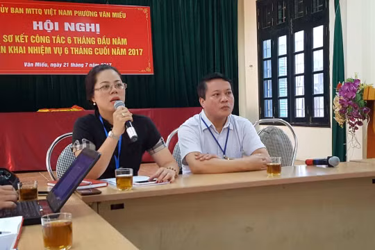 Bà Vũ Mai Khanh, chủ tịch UBND phường Văn Miếu, trong buổi gặp với báo chí sáng 26-7.