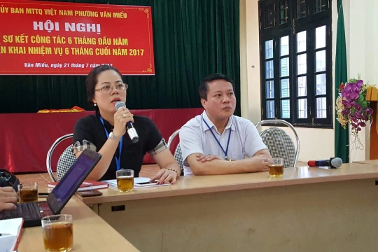 Bà Vũ Mai Khanh, chủ tịch UBND phường Văn Miếu, trong buổi gặp với báo chí sáng 26-7.