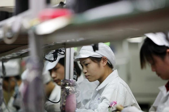 Công nhân làm trong nhà máy Foxconn, đối tác sản xuất iPhone của Apple 