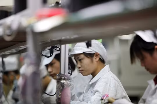 Công nhân làm trong nhà máy Foxconn, đối tác sản xuất iPhone của Apple 