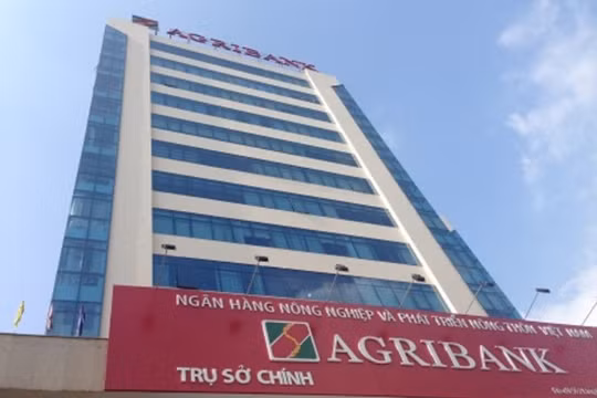 Phó Thống đốc Nguyễn Phước Thanh trao quyết định bổ nhiệm cán bộ (từ trái qua: ông Lê Xuân Trung, ông Trần Văn Dự, ông Trần Trọng Dưỡng). Nguồn: Báo Nông Nghiệp