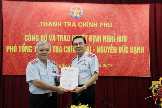 Tổng Thanh tra Chính phủ Phan Văn Sáu trao quyết định cho ông Nguyễn Đức Hạnh.