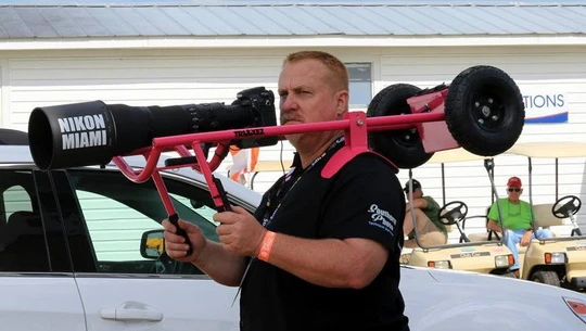 "Trên vai" lens khủng dùng để chụp máy bay của Nikon