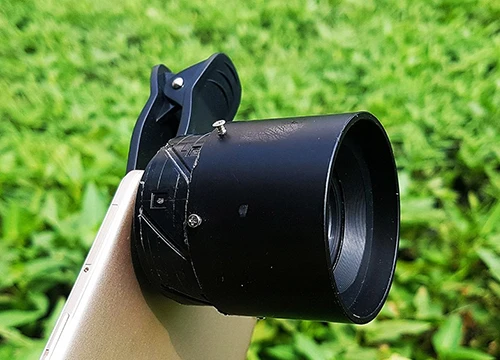 Một mẫu ống kính macro có khả năng xóa phông tốt cho điện thoại. Ảnh: Thanh Phúc. 