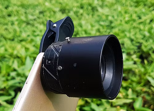 Một mẫu ống kính macro có khả năng xóa phông tốt cho điện thoại. Ảnh: Thanh Phúc. 