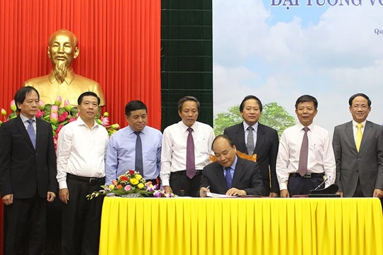 Thủ tướng Nguyễn Xuân Phúc thực hiện nghi thức ký và đóng dấu lưu hành bộ tem. Ảnh: VNPost.