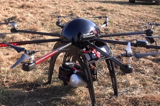 MultirotorEagle V2(33.940 USD): Chiếc drone này nặng 4,5 kg, có thể mang vật 2 kg. Thời gian bay tối đa 10 phút ở tốc độ 58 km/h trong phạm vi 1 km. Nó kết hợp với cụm gimbal máy ảnh cầm tay 3 trục Freely MoVI M5 nhằmđạt sự ổn định khi bay.