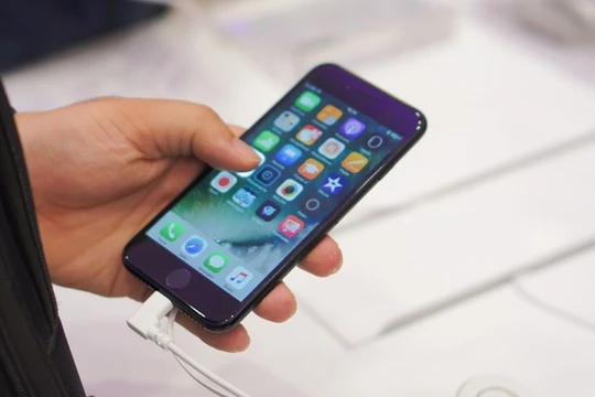 Theo các nhà bán lẻ, smartphone cao cấp và iPhone chính hãng nói chung không có doanh số khả quan trong quý đầu 2014. 