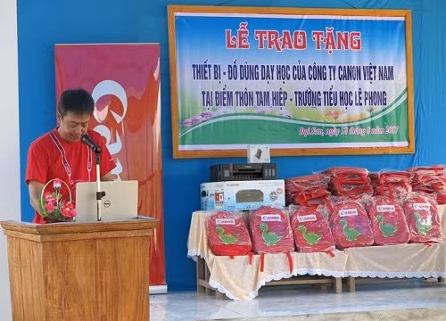 Ông Hiroshi Yokota – Tổng Giám đốc Canon Marketing Việt Nam, tại sự kiện trao tặng quà cho trường thôn Tam Hiệp