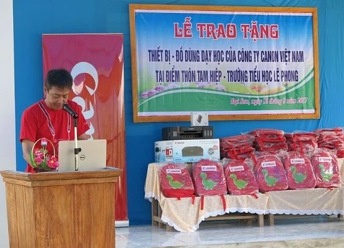 Ông Hiroshi Yokota – Tổng Giám đốc Canon Marketing Việt Nam, tại sự kiện trao tặng quà cho trường thôn Tam Hiệp