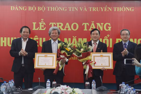 Bộ trưởng Trương Minh Tuấn và Thứ trưởng Phan Tâm trao tặng huy hiệu 30 năm tuổi Đảng cho đồng chí Nguyễn Văn Hùng và đồng chí Trần Anh Tuấn đang sinh hoạt tại Đảng bộ Bộ TT&TT. Ảnh: Xuân Lộc