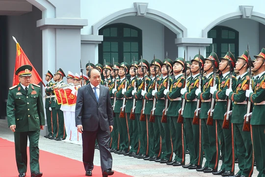 Thủ tướng Nguyễn Xuân Phúc đã đi kiểm tra công tác trực, sẵn sàng chiến đấu của Tổng cục Tình báo