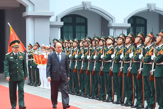 Thủ tướng Nguyễn Xuân Phúc đã đi kiểm tra công tác trực, sẵn sàng chiến đấu của Tổng cục Tình báo