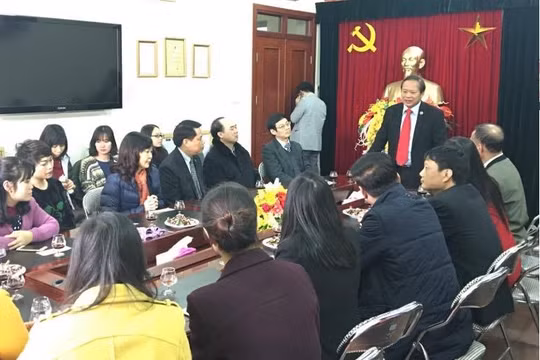 Bộ trưởng Trương Minh Tuấn làm việc với cán bộ Cục Thông tin đối ngoại
