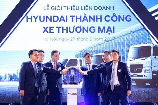 Đại diện Tập đoàn Hyundai - Tập đoàn Thành Công thực hiện nghi lễ hợp tác. Nguồn: Huyndai