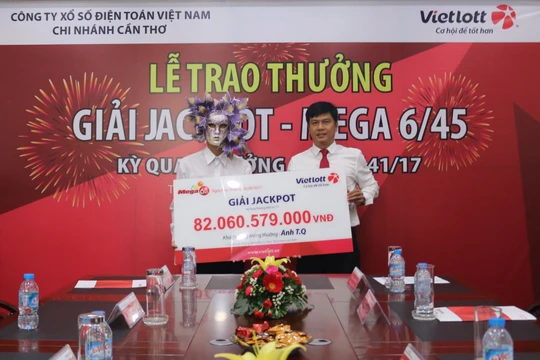 Ông T.Q chụp cùng ông Nguyễn Hải Thoại Giám đốc chi nhánh Cần thơ thuộc Công Ty xổ số điện toán Việt nam. Ảnh Vietlott