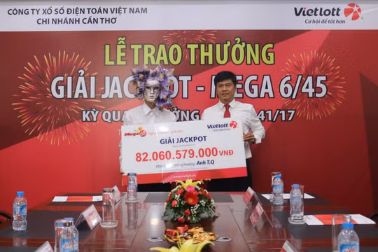 Ông T.Q chụp cùng ông Nguyễn Hải Thoại Giám đốc chi nhánh Cần thơ thuộc Công Ty xổ số điện toán Việt nam. Ảnh Vietlott