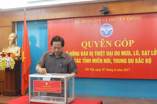Bộ trưởng Bộ TT&TT Trương Minh Tuấn ủng hộ đồng bào bị nạn tại các tỉnh miền núi, trung du Bắc Bộ 