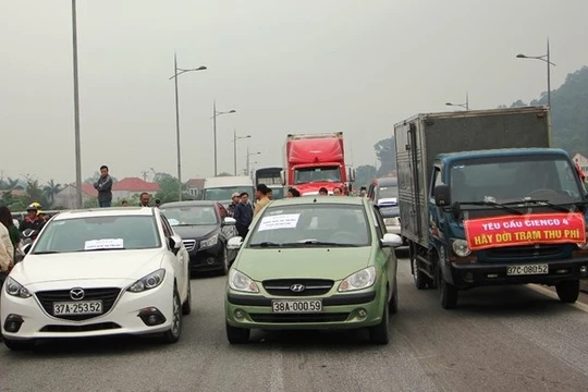 Người dân đưa ô tô chặn cầu Bến Thủy phản đối việc thu phí