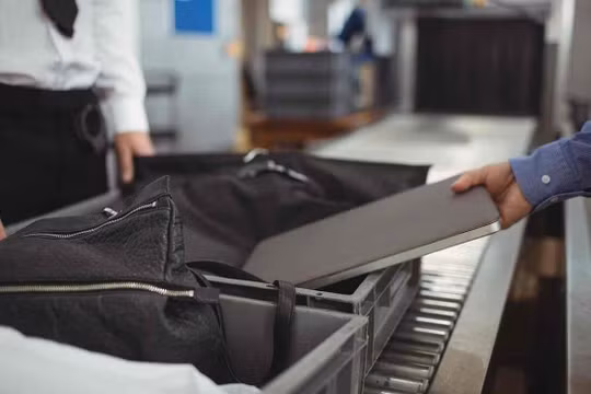 Các quan chức Mỹ và châu Âu chưa thông qua lệnh cấm mang laptop lên máy bay tại các chuyến bay từ châu Âu 