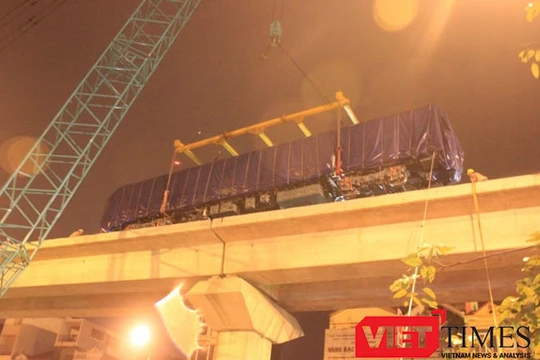 Cẩu lắp thành công toa tàu đường sắt trên cao tuyến Cát Linh - Hà Đông (Ảnh: Quang Minh) 