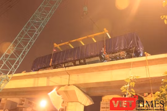 Cẩu lắp thành công toa tàu đường sắt trên cao tuyến Cát Linh - Hà Đông (Ảnh: Quang Minh) 