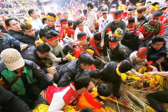 Cướp lộc tại hội đền Gióng (H.Sóc Sơn, Hà Nội)