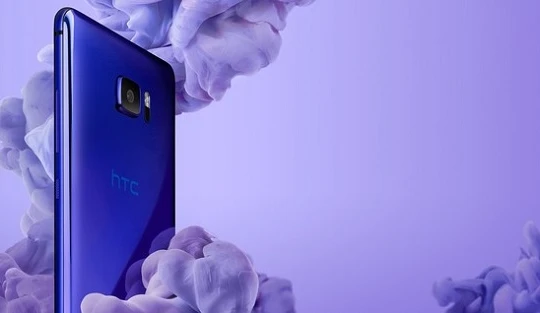 HTC U Ultra là chiếc flagship đầu tiên chạy Android được giới thiệu trong năm 2017.