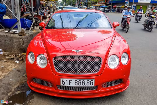 Bentley Continental GT là mẫu xe sang trọng, hai cửa, bốn chỗ ngồi, được sản xuất từ năm 2003. Số lượng xe loại này tại Việt Nam lên tới hàng chục chiếc, tuy nhiên chủ yếu mang màu đen, màu đỏ khá hiếm. 