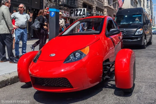 Elio là chiếc xe ba bánh, hai chỗ ngồi, được trang bị động cơ ba xy-lanh, công suất 55 mã lực, tốc độ tối đa 160 km/h. Mức giá tại Mỹ của mẫu xe này chỉ trên 7.000 USD. Theo nhà sản xuất, hiện nay đã có 60.000 người đặt hàng trước. 