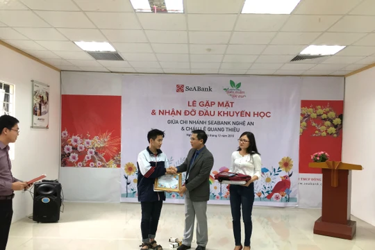 Đại diện SeABank trao học bổng Ươm mầm ước mơ tại Nghệ An