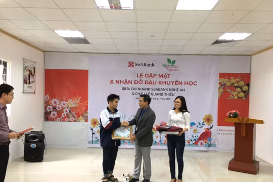 Đại diện SeABank trao học bổng Ươm mầm ước mơ tại Nghệ An