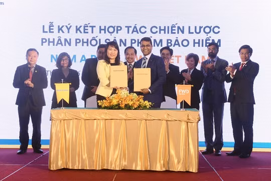 Bà Lương Thị Cẩm Tú – Tổng Giám đốc Nam A Bank và Ông Anantharaman Sridharan, Tổng Giám đốc FWD cùng ký kết hợp tác chiến lược phân phối sản phẩm bảo hiểm. 
