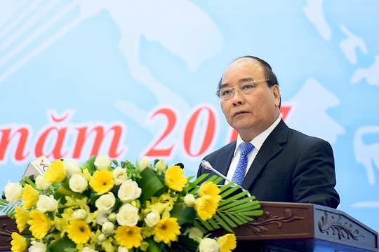 Thủ tướng Nguyễn Xuân Phúc dự và phát biểu tại Hội nghị trực tuyến tổng kết công tác năm 2016 và triển khai nhiệm vụ năm 2017 ngành công thương. 